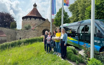 Preisverleihung des OK.go StadtBus-Gewinnspiels vor dem Ellwanger Schloss